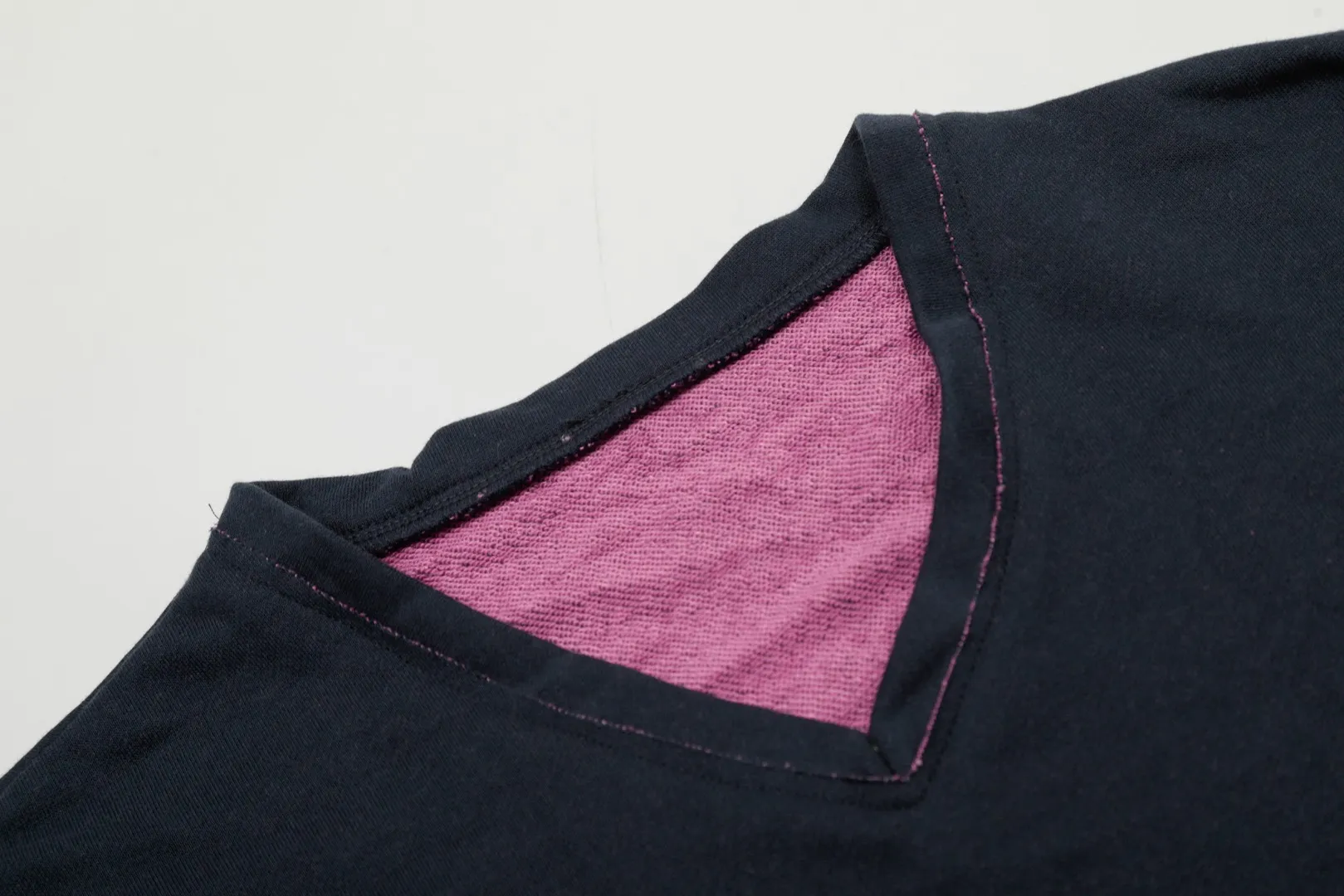 🅿️210 "Top Quality" Style No.: T5011# [Ralph Lauren dual-color pony embroidered logo couple V-neck sweatshirt] ✅Ralph Lauren classic two-color stitching contrasting V-neck terry sweatshirt ✅The version is restored to the original version. The maximum size can be worn up to 170 pounds. Loose, comfortable and stress-free. ✅The upper body is simple and easy to wear. ootd must-have style. Good-looking clothes are never too picky. A must-have in a couple’s wardrobe Size: S-L Color: Mi Xing Navy Gray